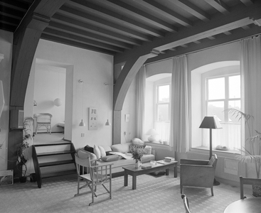 884151 Interieur van het in het kader van het 'Rosa Projekt' gerestaureerde pand Oudegracht 215 te Utrecht: de woonruimte.